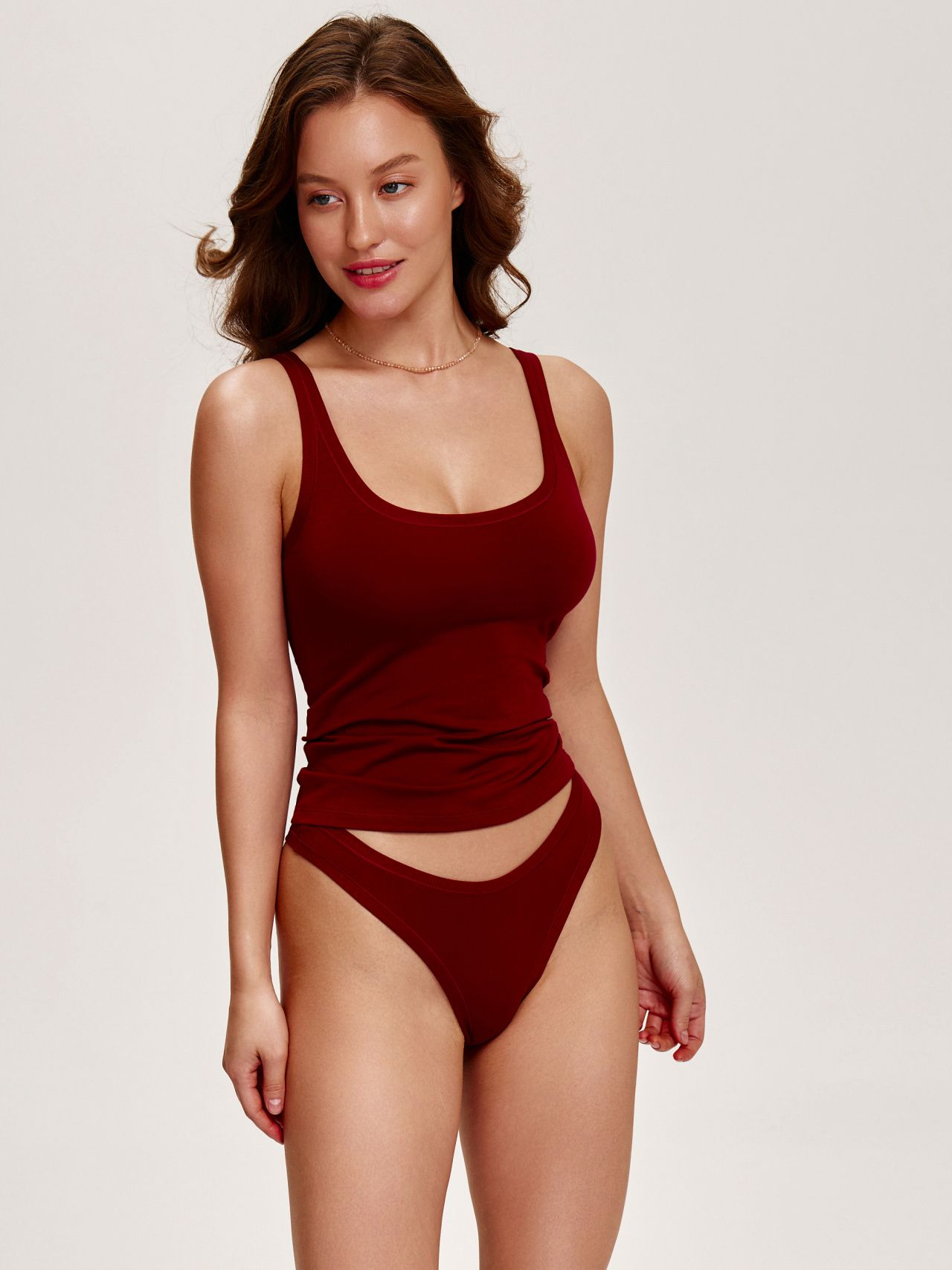 Майка с тонкими бретелями 